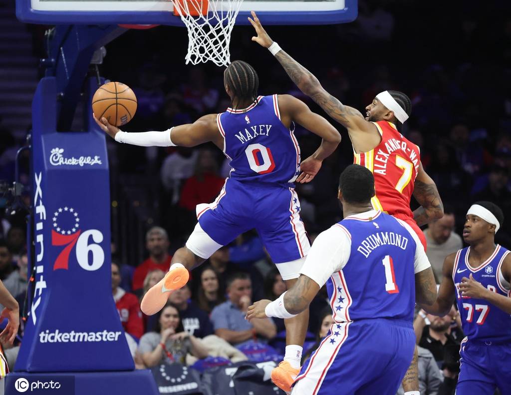 约翰逊32+10+5马克西空砍28分 老鹰胜76人